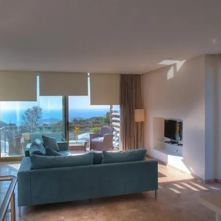 Sleeps 6 With Pool And Air Con